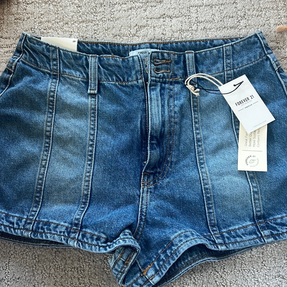 NWT forever 21 denim shorts Size 28